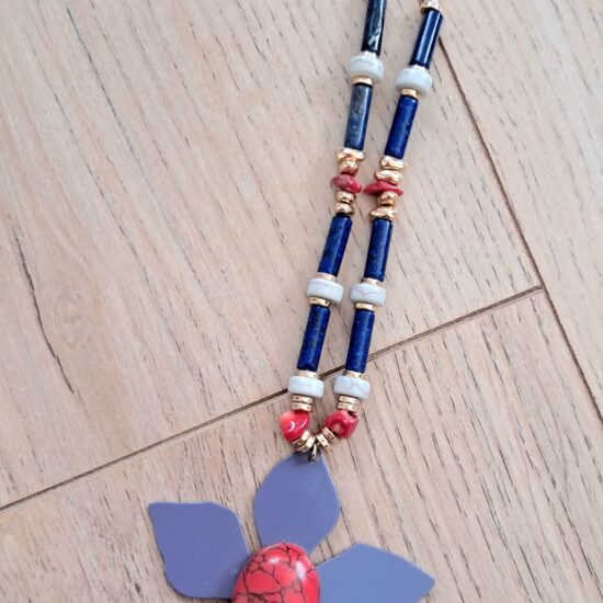 Sautoir coloré avec fleur