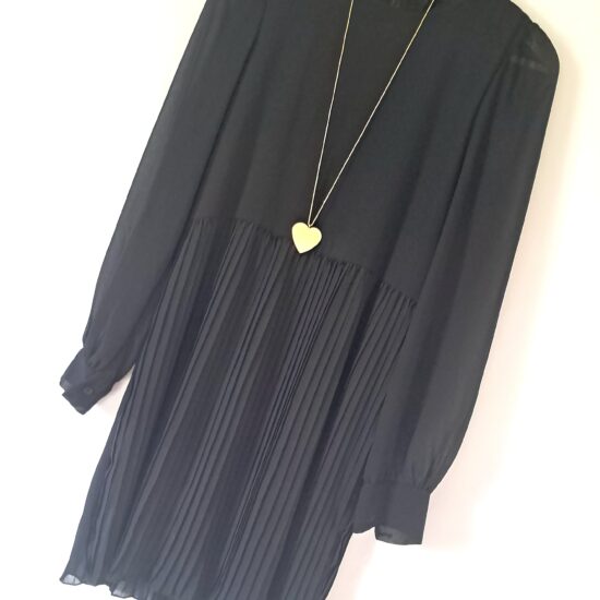 Magnifique petite robe noire plissée