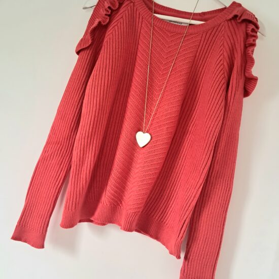 Pull volanté avec épaules dénudées