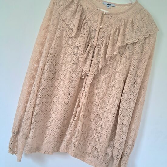 Blouse dentelle et volantée